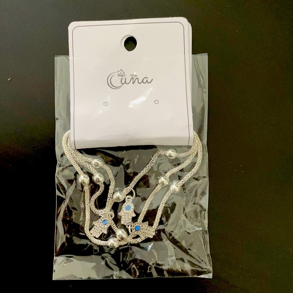 Hands necklace